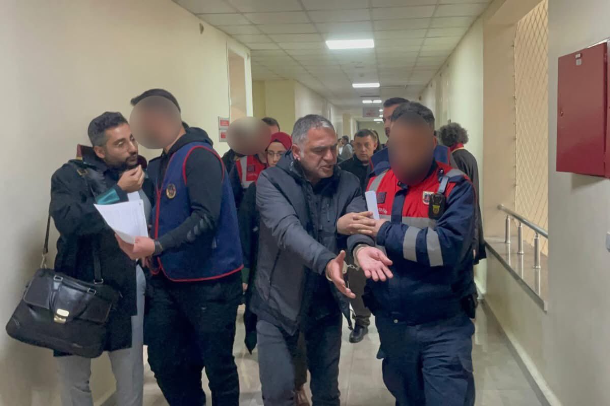 BİRTEK-SEN genel başkanı Mehmet Türkmen'in tutuklanması,özelde Sırma halı işçilerinin,genelde işçi sınıfı ve emekçilerin direnme ve örgütlenme hakkına saldırıdır..
Direnen işçilerin yanındayız.!
Sırma Halı işçilerinin talepleri 
kabul edilsin.!
Mehmet Türkmen serbest bırakılsın.!