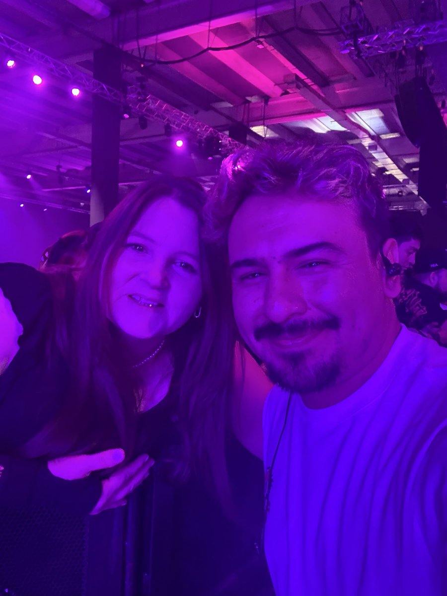 SandraSaez_m's tweet photo. Grítalo con él alma @CantorDaKing 
Gracias por la fotito, en placer conocerte en persona !! Talento y sencillez !! 👏❤️ https://t.co/aDu2SItBbn