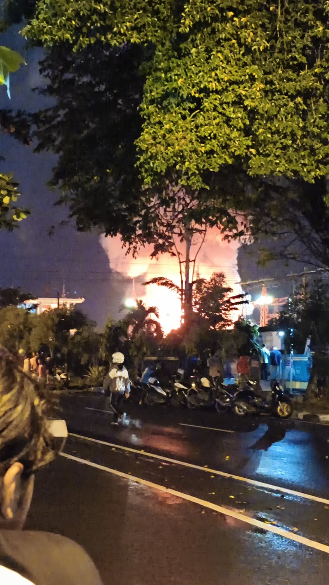 kantor PLN deket rumah aku kebakaran 🥲