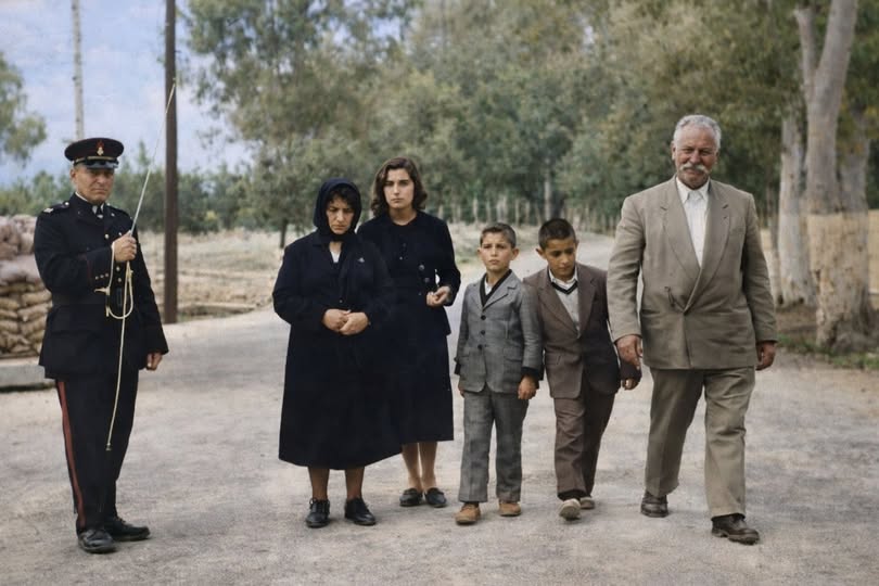 AppelaiosII's tweet photo. "Ἐξοχώτατε,
ἂν χαρίσετε τὴν ζωὴν τοῦ παιδιοῦ μου, νὰ χαρίζῃ καὶ εἰς σᾶς ὁ Θεὸς χρόνια.
Ἂν ὄχι, δώσατέ μου τὸ πτῶμα του διὰ νὰ τὸ θάψω καὶ ὁ Θεὸς νὰ δίδῃ χρόνια εἰς τὰ παιδιά σας.
Ἂν ὅμως δὲν ἐγκρίνετε τίποτε ἀπὸ αὐτὰ τὰ δύο, τότε ἔχετε μόνον τὰς εὐχὰς τοῦ Θεοῦ."

Μὲ αὐτὴν τὴν ἔκκληση ἀπευθύνθηκε ὁ Μιλτιάδης Παλληκαρίδης, πατέρας τοῦ Εὐαγόρα, στὸν Ἄγγλο κυβερνήτη Harding.
Δίχως κατάρα, δίχως ὀργή, δίχως ὀδυρμό. Λακωνικὰ τοῦ ὁμιλεῖ, μὲ ἀρχοντικὴ ἀξιοπρέπεια καὶ ἀνεξικακία καὶ ἀγαθωσύνη. Σύντονα μὲ τὴν λαϊκὴ ἁπλότητα, ὁ γέρο-Μιλτιάδης μίαν ἀπὸ τρεῖς εὐλογίες ὑποδεικνύει στὸν Harding νὰ ἐπιλέξει. Κι ὁ Ἄγγλος κυβερνήτης ἐπέλεξε τὴν τρίτη εὐλογία.
Μὲ αὐτὸν τὸν τρόπο ὁ εὐγενὴς πατέρας ἐξεπλήρωσε τὴν ἐπιθυμία τοῦ μικροῦ ποιητῆ:
"Μὴν κλάψεις ὦ πατέρα μου ποὺ πάω γιὰ ταξίδι κι ἂν σὲ ῥωτοῦν οἱ φίλοι μου ποῦ τώρα τριγυρνῶ. Κρασὶ νὰ δώσεις στοὺς ἐχθροὺς ποὺ μὲ ποτίσαν ξύδι, νὰ πίνουν εἰς ὑγείαν μου, ἐμὲ ποὺ τοὺς κερνῶ."

ΥΓ:Στην φωτογραφία, η μητέρα η αδελφή, δύο μικρά ξαδέλφια και ο πατέρας του Ευαγόρα Παλληκαρίδη, στον τελευταίο αποχαιρετισμό. Δέος προκαλεί το χαμόγελο του πατέρα, Μιλτιάδη Παλληκαρίδη.