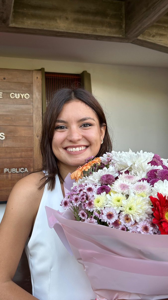 camiladiaz181's tweet photo. podes creer que me salió? 
ahora si, Licenciada en Ciencia Política y Administración Pública, primera generación universitaria de mi amada UNCuyo 💙 https://t.co/sID6VKhgxl