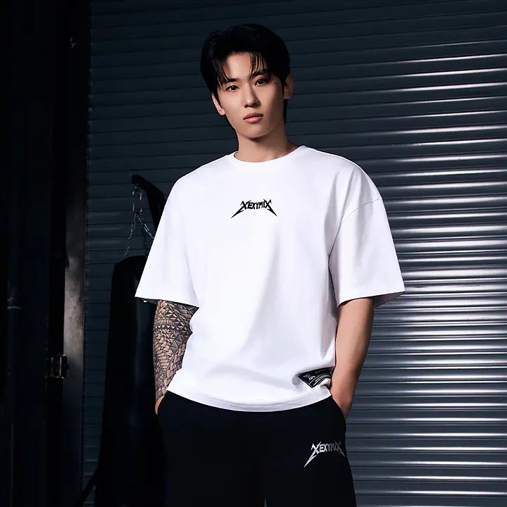 SSimbat2030's tweet photo. He looks so hot, lord save me! 

🫦

#DEX #덱스 https://t.co/LzAFomLsdb