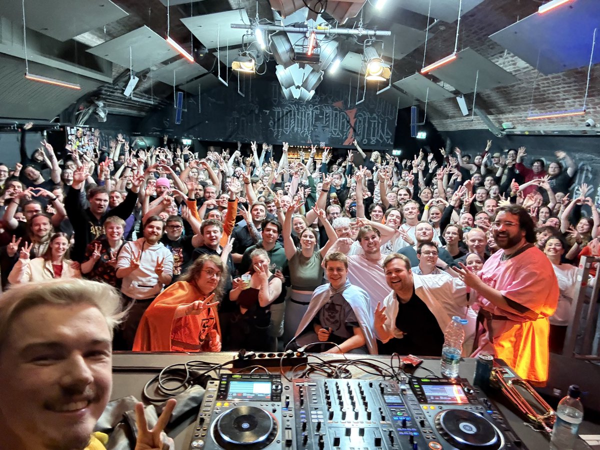 CONNOR QUEST! tweet media