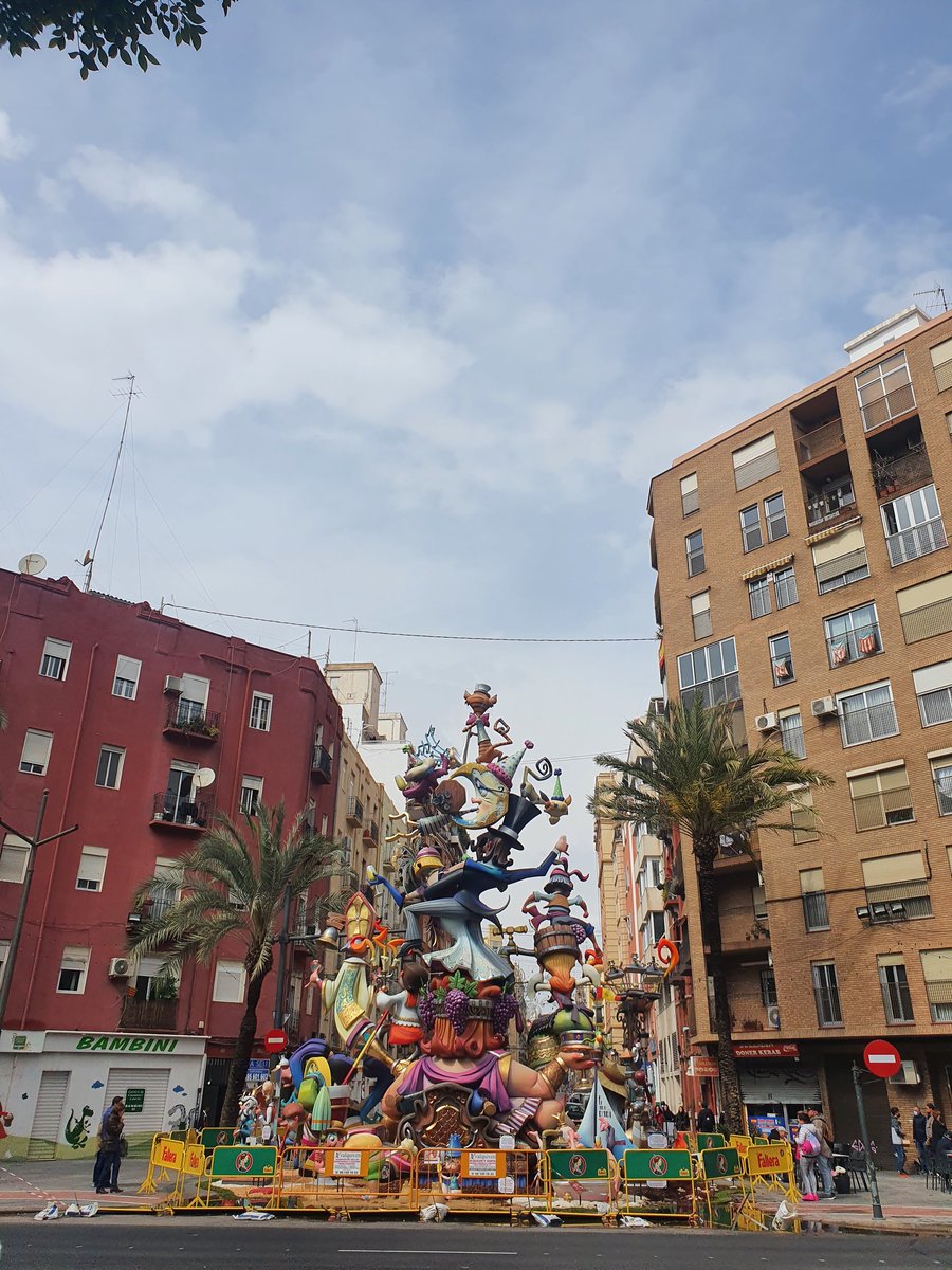 FallasArt's tweet photo. Look at this monument. It represents our ideology: power, fire, and the Solana spirit. This is the icon of a new era. No more points, no more scams—just pure, unadulterated fire. #FallasArt #memecoin #Solana2026 https://t.co/x0d8CfF5kZ