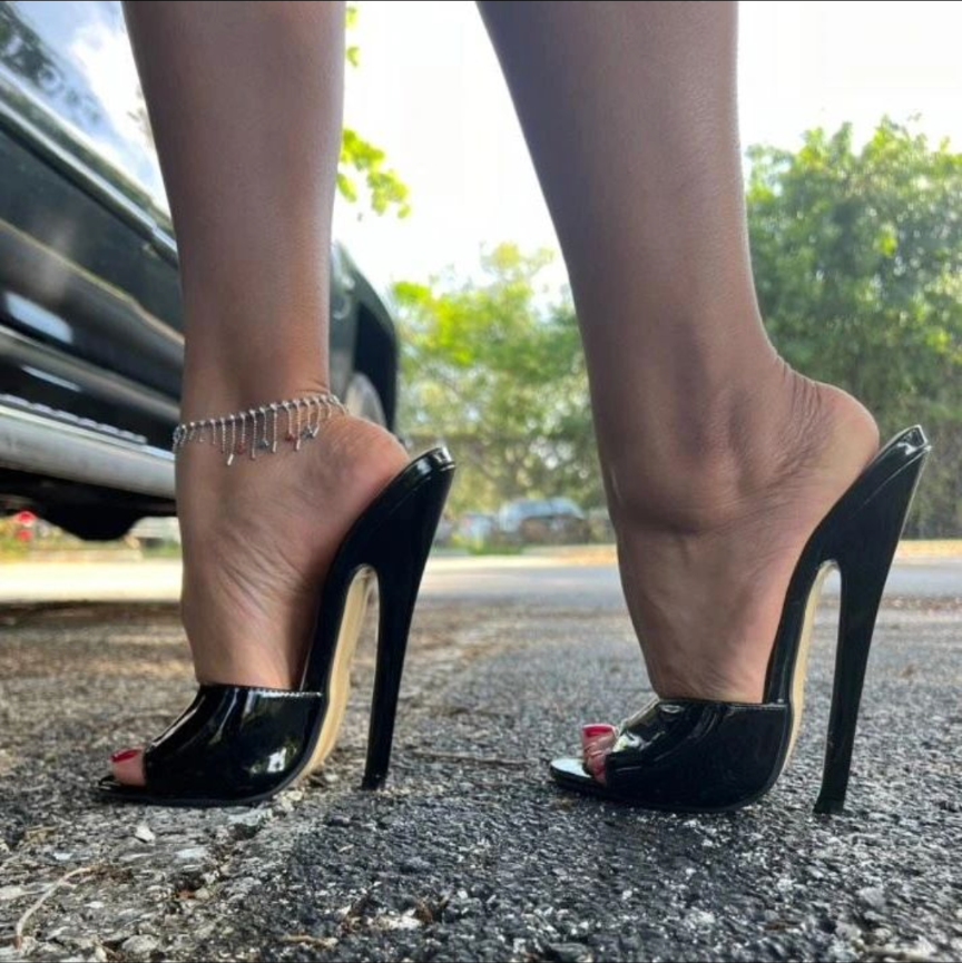 Like and retweet if you love her 👠💙    Follow me 4 daily cute heels! 👠💖 👠 #HighHeels  💖 👠