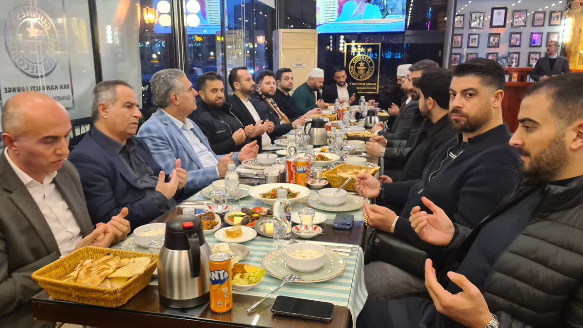 fatihsarp_'s tweet photo. Her yıl geleneksel olarak düzenlediğimiz

VAN KAHVALTI LOUNGE ❤️ 
iftar soframızda bizlerle birlikte olan kıymetli misafirlerimize gönülden teşekkür ederim.

Van Milletvekilimiz 
Sayın  @Burhan_Kayaturk ,

İstanbul Milletvekilimiz 
Sayın @Seyithanizsiz ,

Doğu Şirketler Grubu Başkanı 
 
Sayın @zahirkandas 

Değerli Vanlı sanatçılarımız, sivil toplum kuruluşlarımız, iş insanlarımız ve tüm dostlarımızla aynı sofrada buluşmanın mutluluğunu yaşadık.

Ramazan’ın bereketi, dostluğun sıcaklığı ve güzel muhabbetlerle unutulmaz bir akşam oldu.
Katılan, destek veren ve gönlü bizimle olan herkese teşekkür ederim.

Soframız da gönlümüz de her zaman açık.

Sevgi ve saygılarımla
Fatih Sarp
VAN KAHVALTI LOUNGE ❤️