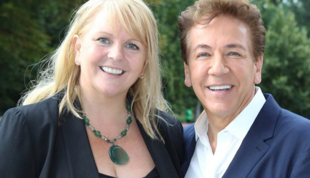 Bibleurbaine's tweet photo. [Critique ⭐⭐⭐⭐ 1/2] Le roman psychologique «La chute» de @sharilow et @TheRossKing, publié en français chez @CityEditions: une histoire envoûtante où le glamour flirte avec les scandales et les tromperies. 🎬 https://t.co/ZGKdVU9GBU #litterature https://t.co/7tZL00H5s7