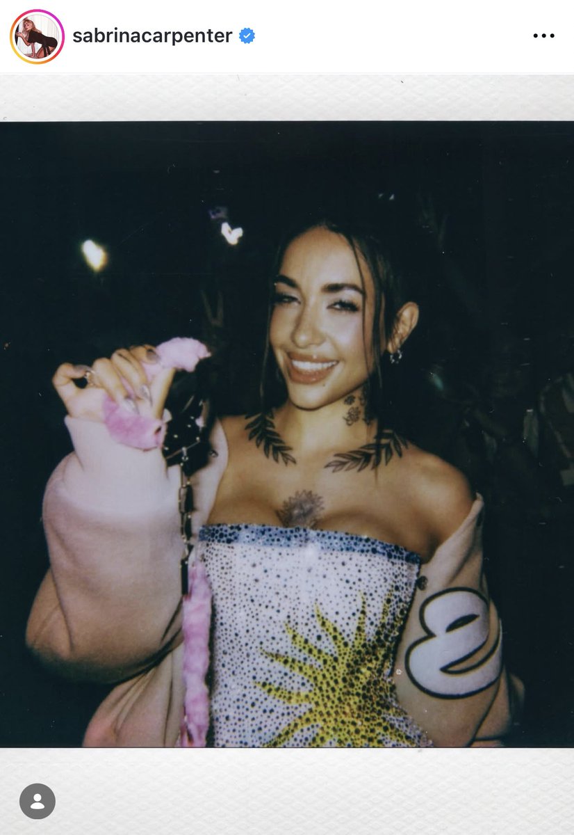 sabrina subiendo a su feed a maria y etiquetándola muero