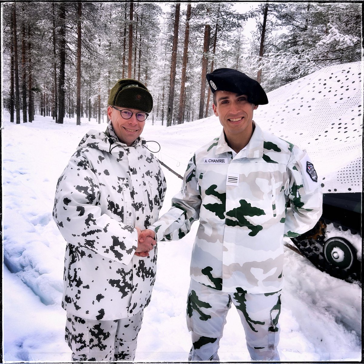 JuhaHollanti's tweet photo. #Lapjp mukana Rovajärvellä #ColdResponse2026 -harjoituksessa! On tärkeää harjoitella ja oppia toimimaan yhdessä – #ShouldertoShoulder

Osaamme, koska harjoittelemme! 
🫡🇫🇮🇫🇷🪖

Merci, Col. Adrien Chantrel🫡
#StrongerTogether #PohjoinenPitää #Jääkäriprikaati https://t.co/RPSGZhktyp