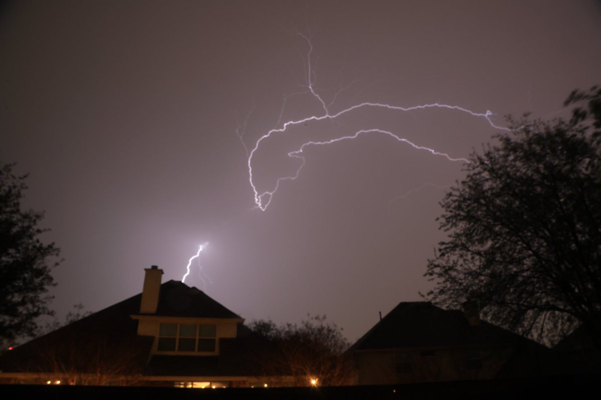 FrameLifePhoto's tweet photo. Forgot to share these from the "big" storm that rolled through a few days ago. As the storm pushed away, the sky then released its energy and I grabbed the few that streaked across the sky! 

#framelifephotography #lightningphotography #lightning #texasstorms #stormphotography https://t.co/DspbzL7fdy