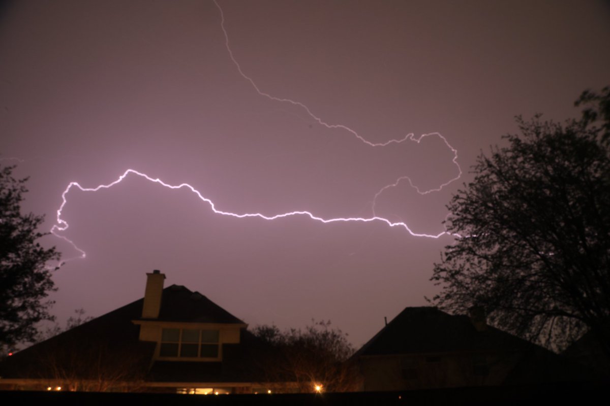FrameLifePhoto's tweet photo. Forgot to share these from the "big" storm that rolled through a few days ago. As the storm pushed away, the sky then released its energy and I grabbed the few that streaked across the sky! 

#framelifephotography #lightningphotography #lightning #texasstorms #stormphotography https://t.co/DspbzL7fdy