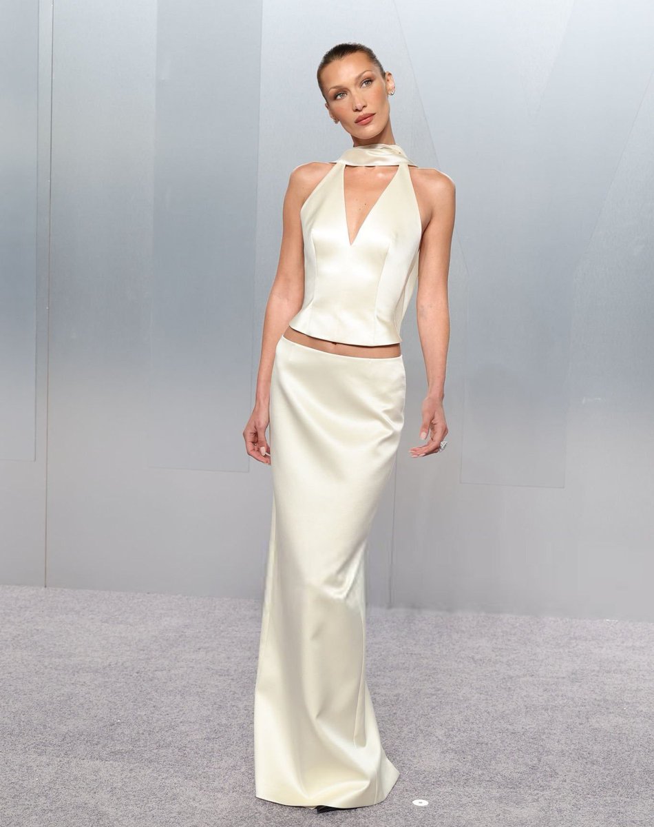 XFashion's tweet photo. Bella Hadid wearing custom @Prada at the Vanity Fair Oscars Party https://t.co/O77JXRsGc0