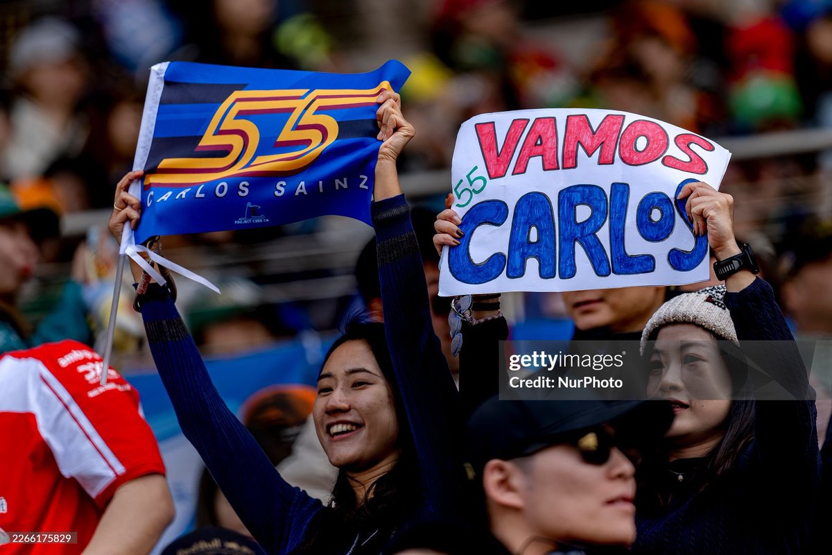 ProjectCS55CN's tweet photo. From the stand💙

via. Carlos website, getty, 央视频

#CarlosSainz #ChineseGP https://t.co/s9x29nwc9w