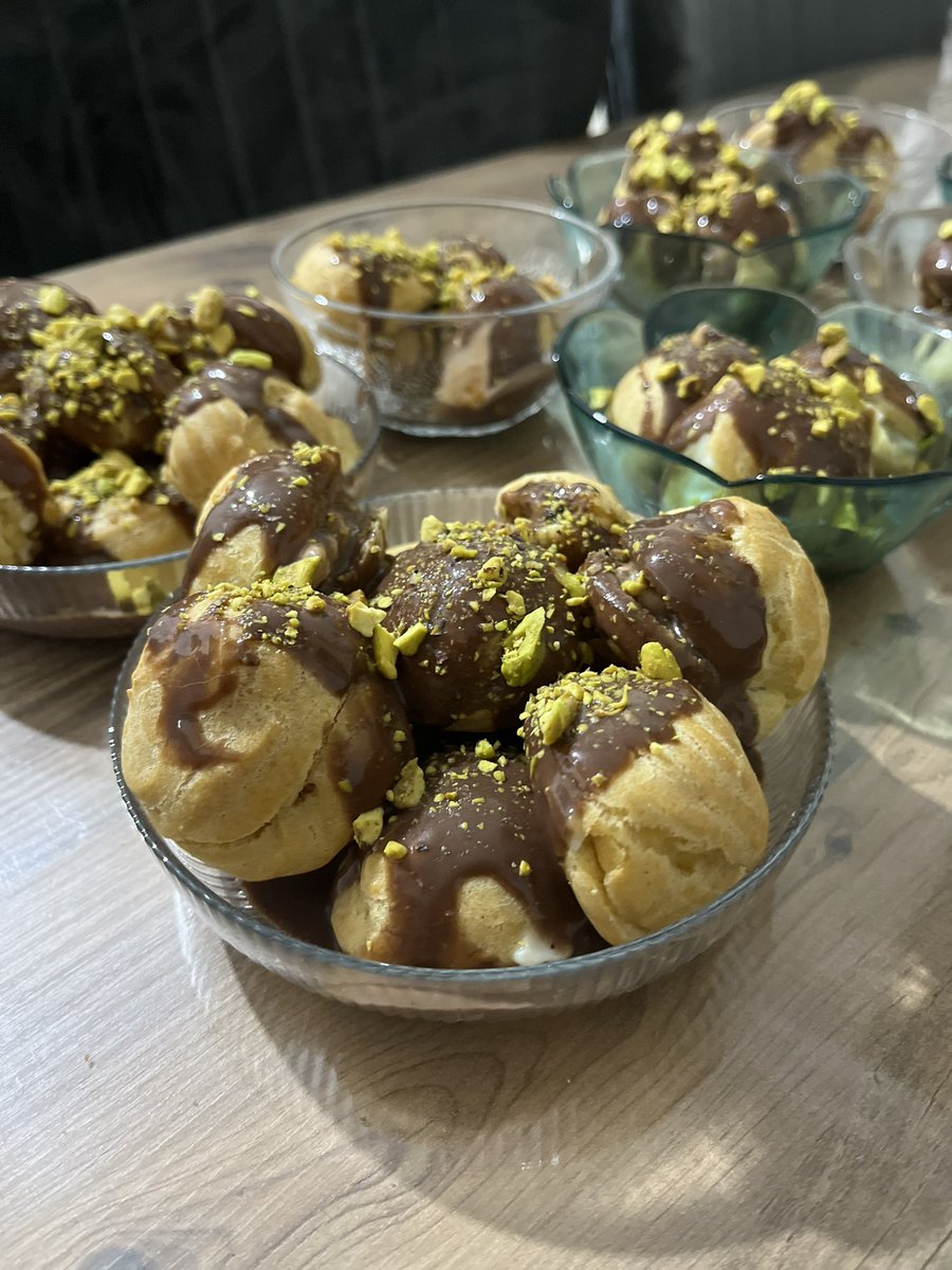 ben foto çekene kadar çiko sosları topların altına aktı bile ahshhahahaha neyyse profiterol yemek isteyen koşsun bizim eve gelsin