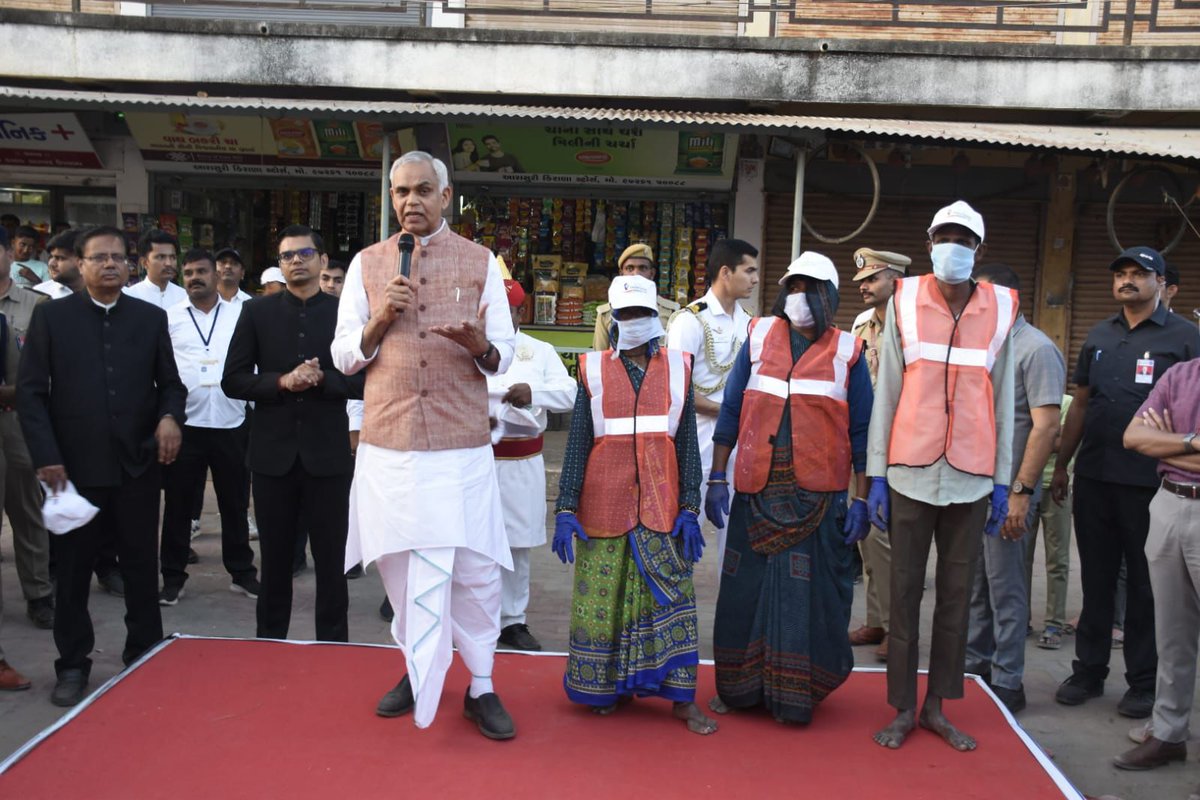 CollectorBK's tweet photo. માન. રાજ્યપાલશ્રી એ ઉત્તમપુરા(ડાં) ખાતે જિલ્લાના અધિકારીશ્રીઓ સાથે શ્રમદાન કર્યું હતું તથા સ્વચ્છતા કર્મીઓને સન્માનિત કરી પ્રોત્સાહિત કર્યા હતાં. આ સાથે તેઓએ ‘એક પેડ મા કે નામ’ અભિયાન હેઠળ વૃક્ષારોપણ પણ કર્યું હતું. @CMOGuj @ADevvrat https://t.co/LjCH83MRhz