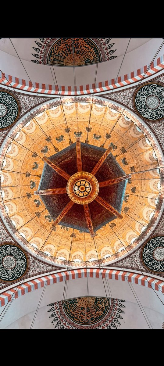 Şimdi bu gece için yerimizi aldık. Belli bir süre Dünya ile aramızı kesip Alemlerin Rabbi olan Allah için namaz ve dua gecesine girdik. Rabbim bizler için hayırlı olan duaları kabul eylesin.