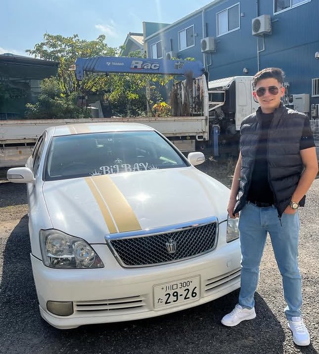 車のフロントガラスに名前をデカデカと貼り付け車検証もないのは、典型的なクルドカーです。バリバイは凶悪な氏族なので、川口クルドも避けます。バリバイに似たビルベイもルーツは同じバリバイです。こいつはURの家賃を踏み倒してトルコにトンズラしたようですが、今はトルコで幸せに暮らしています。