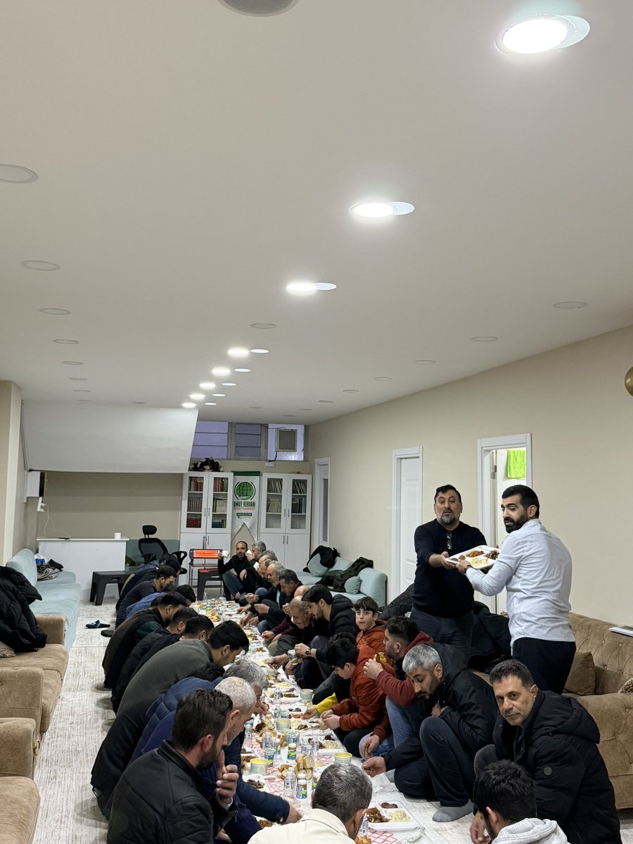 Peygamber sevdalılarının düzenlediği iftar programına katılım sağladık. Ramazan ayının bereketini ve kardeşliğini aynı sofrada paylaşmanın huzurunu yaşadık. Rabbim birlik ve beraberliğimizi daim eylesin.
#peygambersevlalıları
#HÜDAPARsancaktepe
