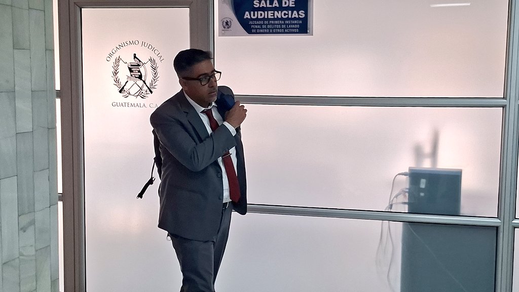 #Urgente | En el caso #B410 no se acepto que el abogado David Barrera enfrente un juicio. Por carencias en la investigación del <a href="/MPguatemala/">MP de Guatemala</a> Se otorgó un plazo de 6 meses a la fiscalia. <a href="/SATGT/">SAT Guatemala</a> <a href="/CangGuatemala/">Colegio de Abogados y Notarios de Guatemala</a> <a href="/OJGuatemala/">Organismo Judicial</a>