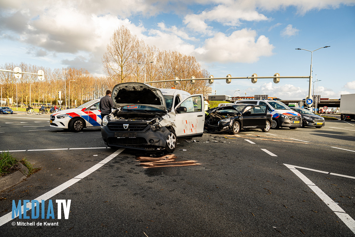 Aanrijding tussen bestelbus en personenauto in Barendrecht