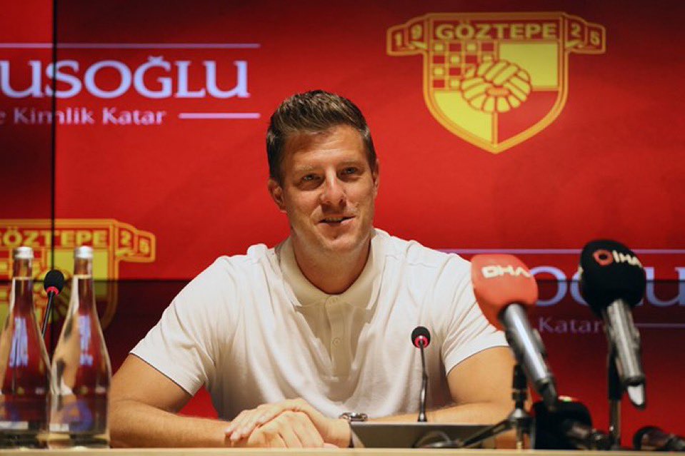 macdergi's tweet photo. 🗣️ Göztepe Sportif Direktörü Ivan Mance: "Bir futbol kulübünün gerçek yüzü ve gücü, iyi dönemlerde değil (galibiyet serilerinde), zor dönemlerde ortaya çıkar (birkaç beraberlik ve mağlubiyetin ardından).

Bu yüzden, birkaç haftadır galibiyet alamadığımız bir sürecin ardından kalan son sekiz hafta, hem bizim hem de Türkiye’nin en önemli spor kurumlarından biri olan Göztepe camiası için gerçek bir sınav olacak.

Türk futbolunun standartlarını değiştirmeye ne kadar hazır olduğumuzu göstereceğiz.

Bir şey kesin. Asla vazgeçmeyeceğiz."