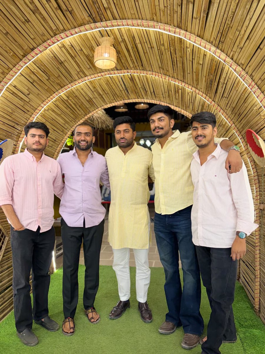 DoliThansingh's tweet photo. देर रात्रि जोधपुर के पाल बालाजी स्थित "THE TEAGALLLY" कैफे पर श्री प्रकाश जी प्रजापत खेतासर के प्रतिष्ठान पर जाना हुआ। 
इस दौरान मिले स्नेह, मान-सम्मान और आत्मीय स्वागत के लिए हृदय की गहराइयों से हार्दिक आभार। https://t.co/7MwBShdEVW