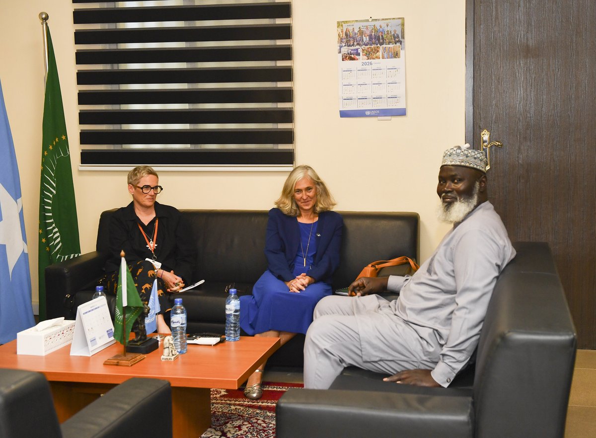 aussom_'s tweet image. Danjire El Hadji Ibrahima Diene ayaa Maanta magaalada #Muqdisho ku qaabilay Safiirka Midowga Yurub (EU) ee Soomaaliya, Marwo Francesca Di Mauro, oo ay wehliso Madaxa Waaxda Siyaasadda ee @EU_in_Somalia, Marwo Karin Gatt-Rutter.

Wadahadallada waxa diiradda lagu saaray xoojinta