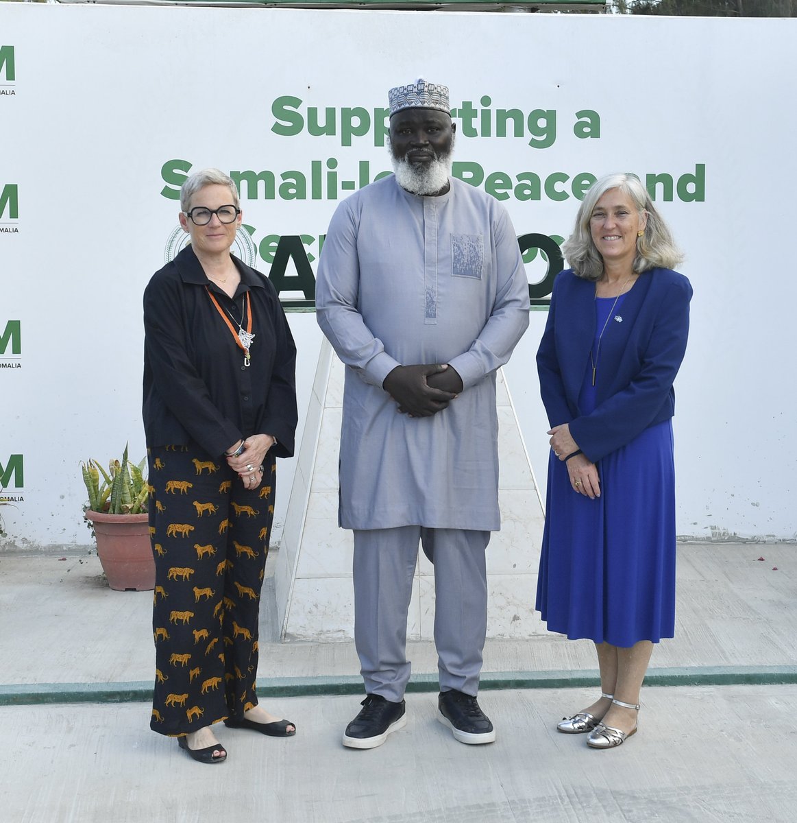 aussom_'s tweet image. Danjire El Hadji Ibrahima Diene ayaa Maanta magaalada #Muqdisho ku qaabilay Safiirka Midowga Yurub (EU) ee Soomaaliya, Marwo Francesca Di Mauro, oo ay wehliso Madaxa Waaxda Siyaasadda ee @EU_in_Somalia, Marwo Karin Gatt-Rutter.

Wadahadallada waxa diiradda lagu saaray xoojinta