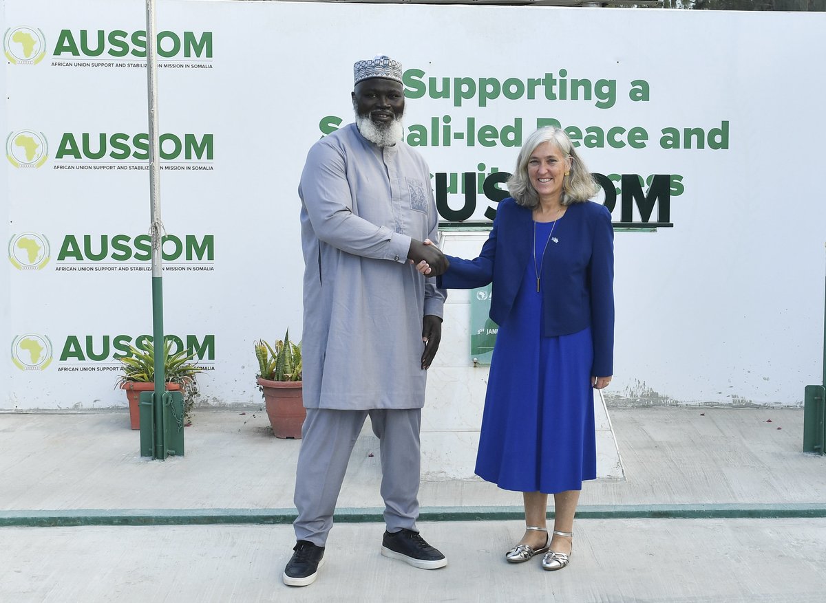 aussom_'s tweet image. Danjire El Hadji Ibrahima Diene ayaa Maanta magaalada #Muqdisho ku qaabilay Safiirka Midowga Yurub (EU) ee Soomaaliya, Marwo Francesca Di Mauro, oo ay wehliso Madaxa Waaxda Siyaasadda ee @EU_in_Somalia, Marwo Karin Gatt-Rutter.

Wadahadallada waxa diiradda lagu saaray xoojinta