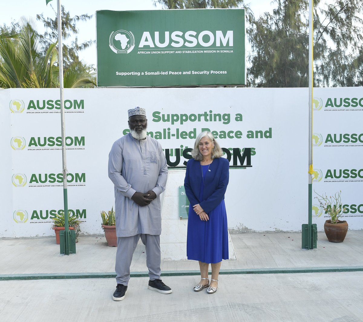 aussom_'s tweet image. Danjire El Hadji Ibrahima Diene ayaa Maanta magaalada #Muqdisho ku qaabilay Safiirka Midowga Yurub (EU) ee Soomaaliya, Marwo Francesca Di Mauro, oo ay wehliso Madaxa Waaxda Siyaasadda ee @EU_in_Somalia, Marwo Karin Gatt-Rutter.

Wadahadallada waxa diiradda lagu saaray xoojinta