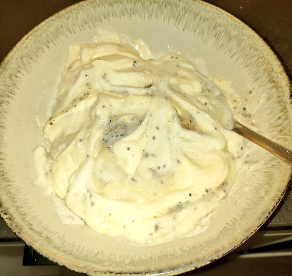 IamHula's tweet photo. Tuli leivottua mustikkapiirakkaa, kun kaapissa oli rahkaa ja mustikoita. Mustikoiden lisäksi täytteeseen tuli rahkaa, smetanaa, sokeria, kardemummaa ja vaniljasokeria. Koska rahkaa oli 50g vähemmän kuin ohjeessa, laitoin täytteeseen vaniljajogurttia sen verran. 
 #blueberrypie 🫐 https://t.co/dnXBCsDCcr
