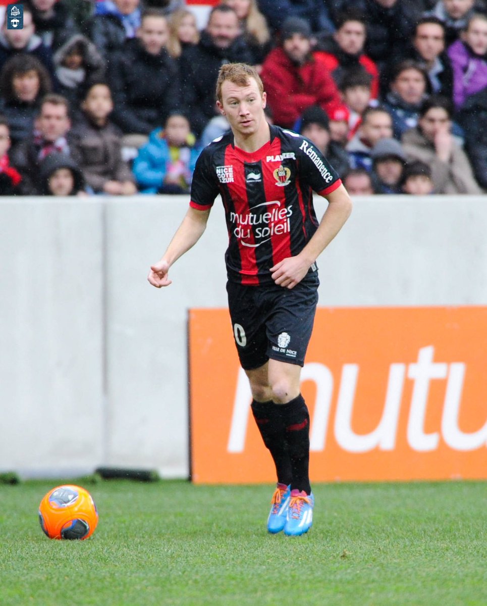 Footballogue's tweet photo. Christian Brüls, milieu passé par Nice et Rennes, est très honnête sur son 𝗛𝗬𝗚𝗜𝗘̀𝗡𝗘 𝗖𝗔𝗧𝗔𝗦𝗧𝗥𝗢𝗣𝗛𝗜𝗤𝗨𝗘 en tant que football pro 😅

« En dehors du terrain, je ne suis clairement pas un pro modèle. 𝗘𝗻𝘁𝗿𝗲 𝗺𝗲𝘀 𝟭𝟴 𝗲𝘁 𝟮𝟲 𝗮𝗻𝘀, 𝗷’𝗮𝗹𝗹𝗮𝗶𝘀 𝗮𝘂 𝗺𝗼𝗶𝗻𝘀 𝟯𝟬𝟬 𝗳𝗼𝗶𝘀 𝗽𝗮𝗿 𝗮𝗻 𝗱𝗮𝗻𝘀 𝘂𝗻𝗲 𝗳𝗿𝗶𝘁𝗲𝗿𝗶𝗲 𝗼𝘂 𝗰𝗵𝗲𝘇 𝗠𝗰𝗗𝗼𝗻𝗮𝗹𝗱’𝘀 !

Quand j’avais 20 ans, on sortait toute la semaine à Gand, jusqu’à 4-5 heures du matin. Mais le lendemain, on était sur le terrain et on s’entrainait correctement

Le stress ? Je n’ai aucun stress dans ma vie : je ne suis que footballeur, hein. »

(@RTBF)
