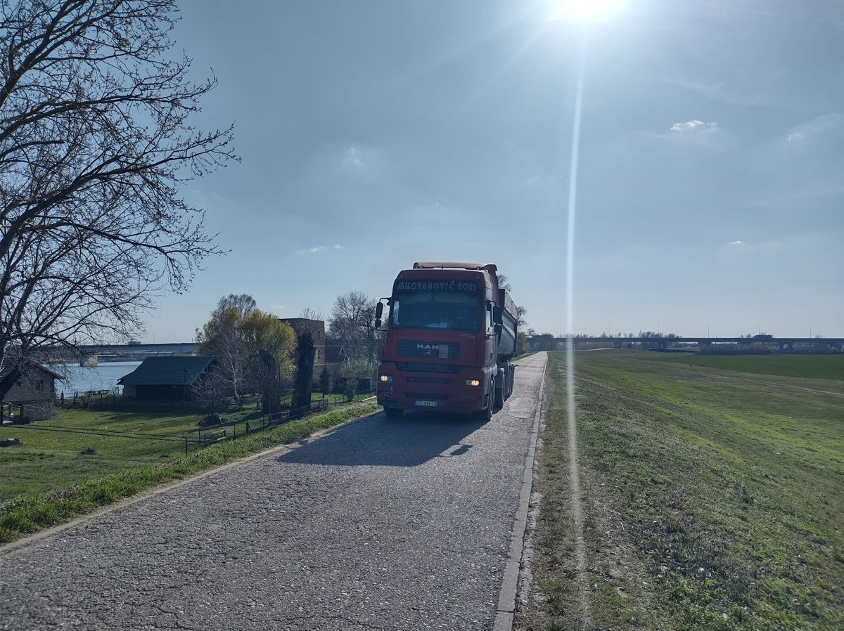 Savski nasip od N.BGD do Ostružničkog mosta je potpuno propao.
Za potrebe EXPO se prevelikim kamionima prevozi težak teret. Duž celog nasipa su ove ogromne cevi. Natovareni kamioni tutnje...
Nije bilo dovoljno da kolima  luduju "vlasnici"(okupatori) obale, nego sad i kamiončine