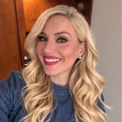 Postmodern Bombshell 💄👄 tweet media