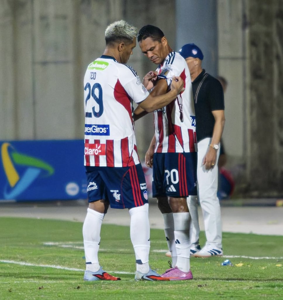 Hermosa postal. 

233 goles en Junior y 6 estrellas entre los dos. 3 cada uno, ninguna en común. 

Los más grandes.