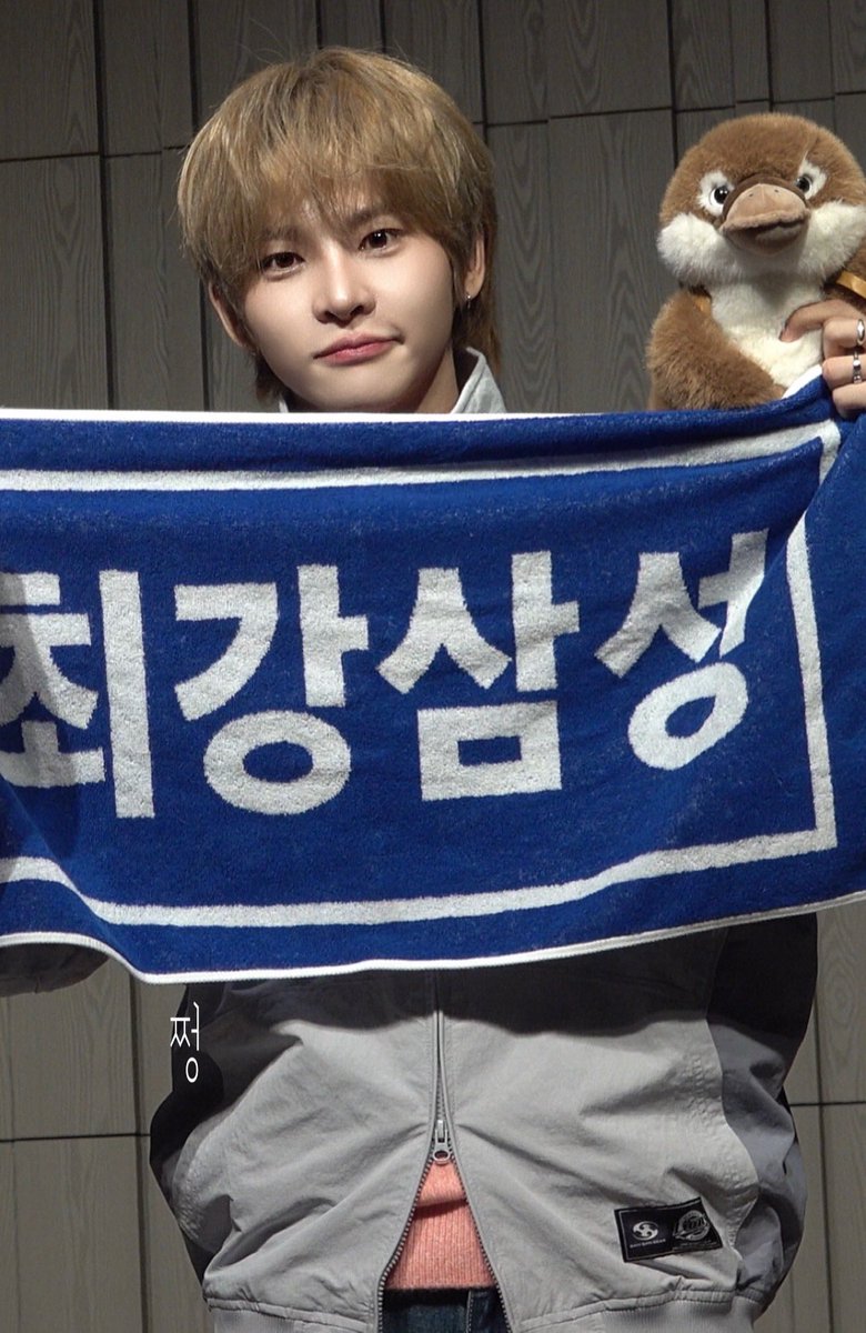 현빈 네컷만화

🧡 얘 (삼성 라이온즈) 마스코트 예요? 
😇 현빈이 아니야? 현빈이 같은데
🧡  ... (부정하고 싶음.
얘가.. 나..?)

                                 •
                                 •

🧡 (팬싸템 전달해준 <a href="/pow_jb_love/">쩡</a> 에게 포즈📸)

#파우 #현빈 #POW #HYUNBIN