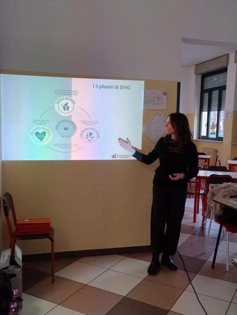 giucaddeo's tweet photo. March 5th and 11th: in a primary school of #Cuneo, children and parents increased their awareness of what a healthy, balanced, and sustainable meal is. 🌿🍲🤓 Thanks for this wonderful experience, especially to the little ones 💞

@SF4C_Project
@ecosistemi_
@wwfswedenyouth https://t.co/MqEDzJxVsV