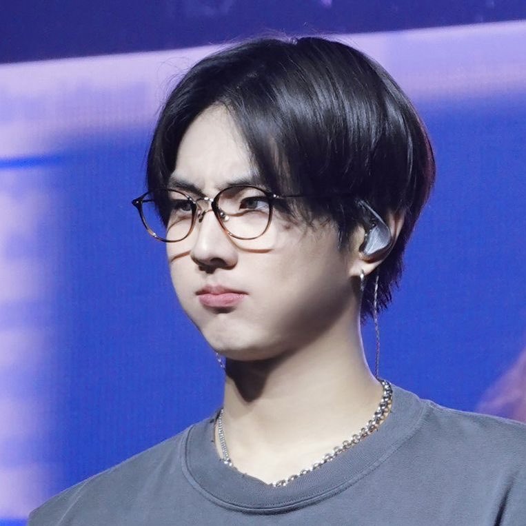 he looks like a grumpy kitten pls
