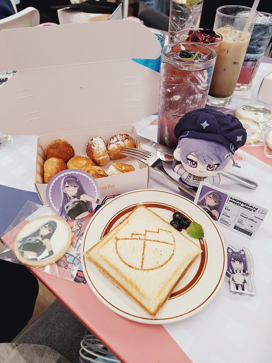 w221luv319's tweet photo. 好想🥹🥹🥹
她們是不是很會擺拍!!!
第一張一樣是朋友那天幫我拍的
畢竟斜對面那個黑衣服的我正努力錄影😂
不過我很喜歡紫蘇所以覺得主播那款氣泡飲蠻讚的👍🏻

主播一日店長能搶到的都超級幸運
因為超困難的🥲
雖然很可惜但沒關係
該有的特典都有了!好耶💜🐈‍⬛

最後一樣放展覽的合照結束這回合🔚
#Kspeak https://t.co/2ULIoOgvDe