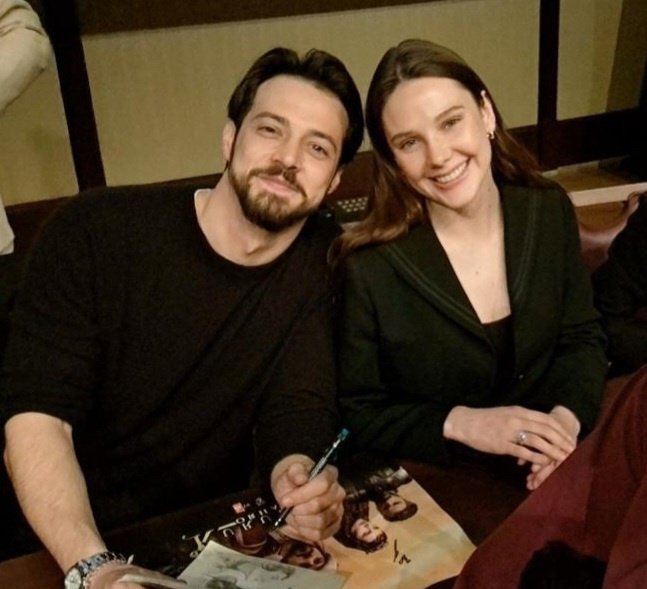 İmza günü etkinliğinden #MertYazıcıoğlu ve #AlinaBoz 🖤