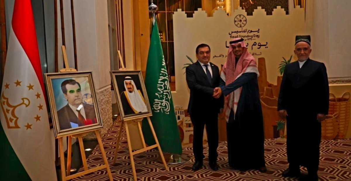 KSAembassyTJ's tweet photo. أقامت سفارة المملكة العربية السعودية لدى جمهورية طاجيكستان الشقيقة مأدبة إفطار رمضاني وعشاء رسمياً وذلك احتفاءً بمناسبة #يوم_التأسيس' وكان في استقبال الضيوف سعادة القائم بأعمال السفارة بالإنابة الأستاذ عبدالعزيز بن علي الرميحي ، الذي رحب بضيوف الحفل وفي مقدمتهم ضيف الشرف نائب وزير الخارجية الطاجيكي @MOFA_Tajikistan
 معالي السيد/ فروخ شريف زاده، وبحضور فضيلة الشيخ/ سعيد مكرم عبدالقادر زاده مفتى الجمهورية رئيس المركز الإسلامي، كما شهد الحفل حضور عدد من المسؤولين وممثلي رؤساء البعثات الدبلوماسية المعتمدين إلى جانب نخبة من رجال الأعمال والشخصيات العامة وكافة منسوبي البعثة.

Сафорати Шоҳигарии Арабистони Саудӣ шоми имрӯз бахшида ба "Рӯзи таъсисёбӣ" ифтори рамазонӣ барпо намуд.
Дар истиқболи меҳмонон Кордори Сафорат муҳтарам Абдулазиз ар-Румайҳӣ қарор гирифта, кулли меҳмонон, аз ҷумла меҳмони фахрӣ муовини Вазири корҳои хориҷӣ муҳтарам Фаррух Шарифзода, Раиси Шӯрои уламои Тоҷикистон муҳтарам Саидмукаррам Абдулқодирзода ва дигар намояндагони корпуси дипломатӣ, соҳибкорон, намояндагони касбу кори гуногун ва кормандони Намояндагиро хайрамақдам гуфт.