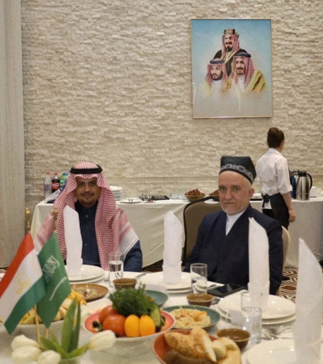KSAembassyTJ's tweet photo. أقامت سفارة المملكة العربية السعودية لدى جمهورية طاجيكستان الشقيقة مأدبة إفطار رمضاني وعشاء رسمياً وذلك احتفاءً بمناسبة #يوم_التأسيس' وكان في استقبال الضيوف سعادة القائم بأعمال السفارة بالإنابة الأستاذ عبدالعزيز بن علي الرميحي ، الذي رحب بضيوف الحفل وفي مقدمتهم ضيف الشرف نائب وزير الخارجية الطاجيكي @MOFA_Tajikistan
 معالي السيد/ فروخ شريف زاده، وبحضور فضيلة الشيخ/ سعيد مكرم عبدالقادر زاده مفتى الجمهورية رئيس المركز الإسلامي، كما شهد الحفل حضور عدد من المسؤولين وممثلي رؤساء البعثات الدبلوماسية المعتمدين إلى جانب نخبة من رجال الأعمال والشخصيات العامة وكافة منسوبي البعثة.

Сафорати Шоҳигарии Арабистони Саудӣ шоми имрӯз бахшида ба "Рӯзи таъсисёбӣ" ифтори рамазонӣ барпо намуд.
Дар истиқболи меҳмонон Кордори Сафорат муҳтарам Абдулазиз ар-Румайҳӣ қарор гирифта, кулли меҳмонон, аз ҷумла меҳмони фахрӣ муовини Вазири корҳои хориҷӣ муҳтарам Фаррух Шарифзода, Раиси Шӯрои уламои Тоҷикистон муҳтарам Саидмукаррам Абдулқодирзода ва дигар намояндагони корпуси дипломатӣ, соҳибкорон, намояндагони касбу кори гуногун ва кормандони Намояндагиро хайрамақдам гуфт.