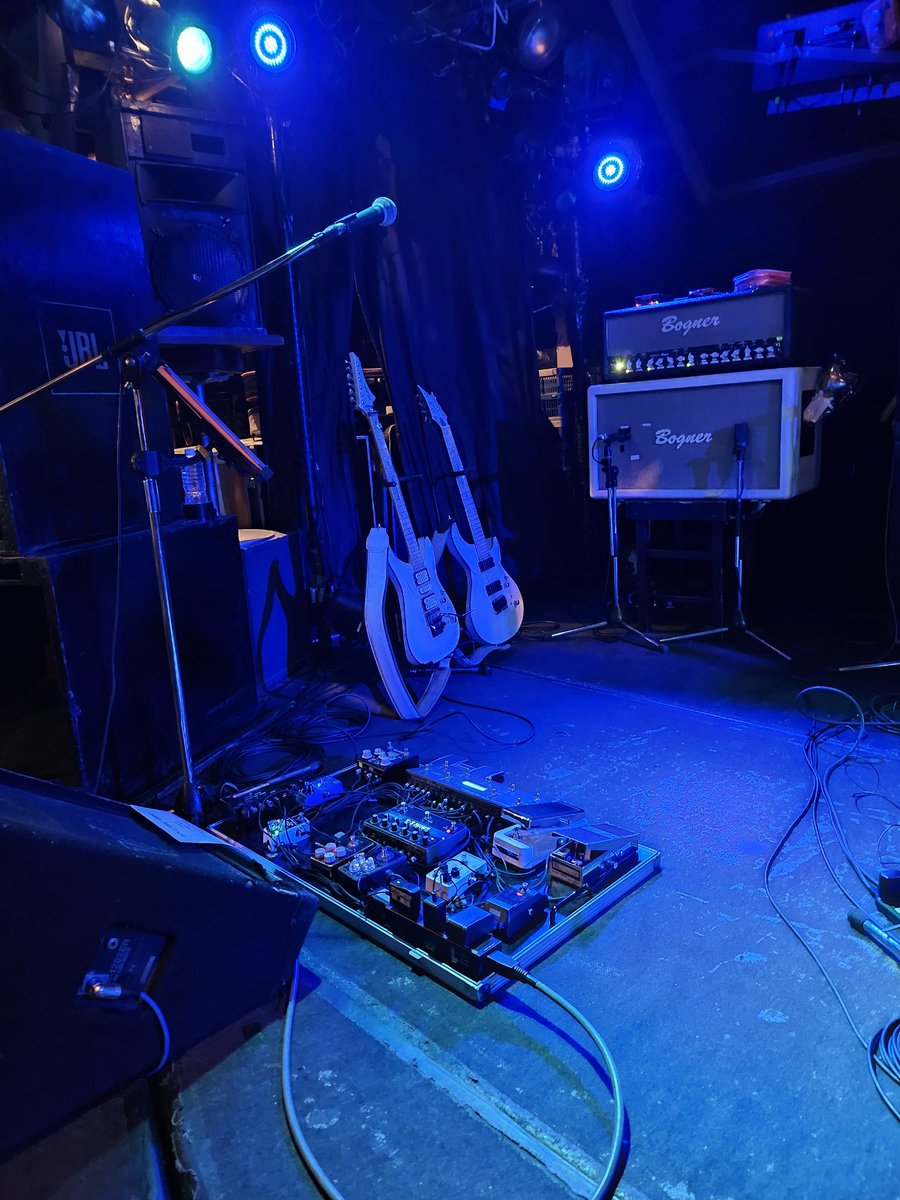 mihomi_mggggg's tweet image. 3月はこれだけを楽しみに働きまくってる。終わってしまったけど、余韻が半端なく襲ってくる。
同じ曲でもメンバーが変わるとこうも違う曲に聴こえるのか！セッションてホンマ凄いし楽しい。ワクワクする。
やっしーの音が燃えていた❤️‍🔥❤️‍🔥

#ROCKINSTNIGHT
#YASHIRO
#AYUMI
#寺沢リョータ
#實成峻