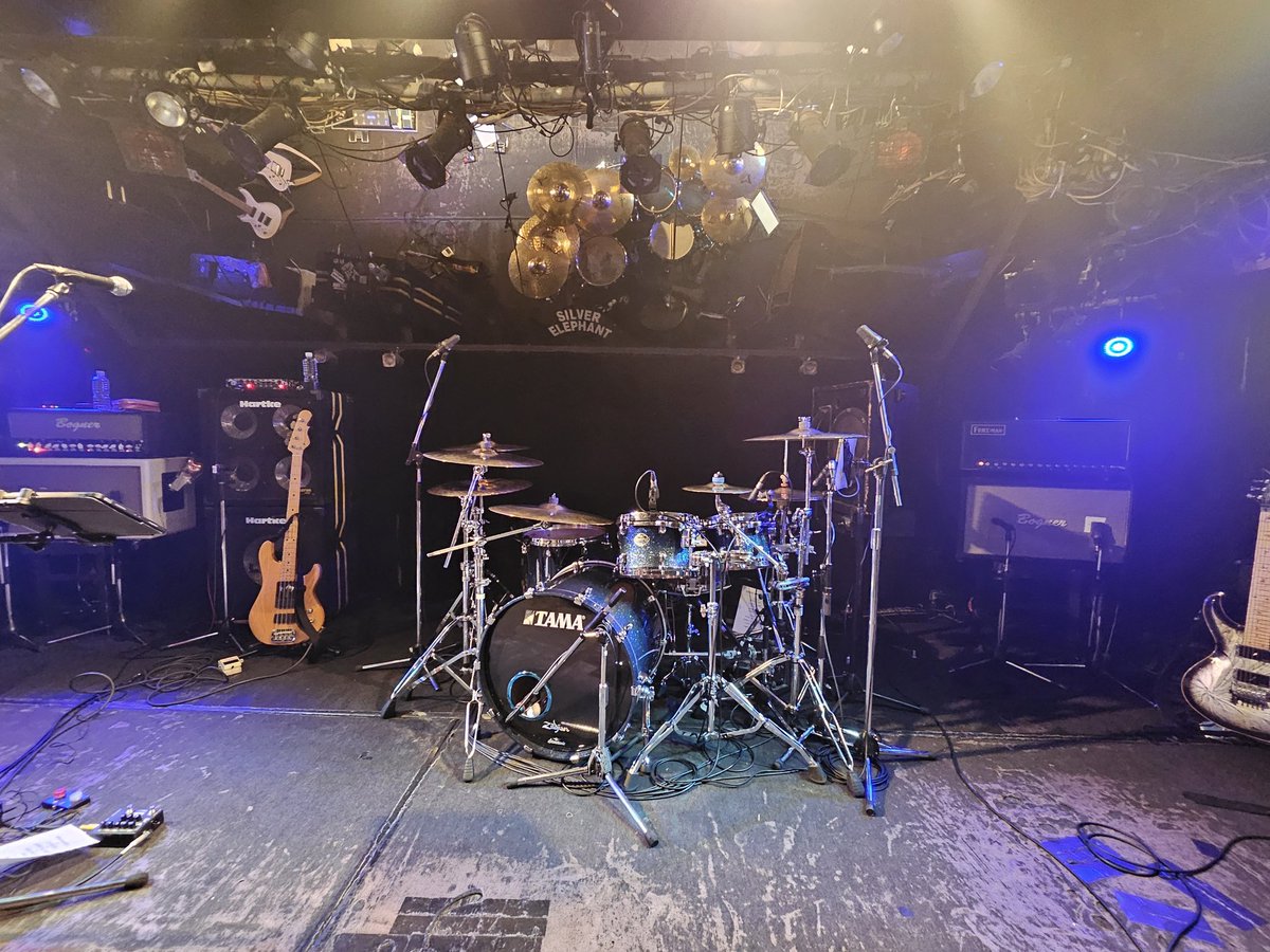 mihomi_mggggg's tweet image. 3月はこれだけを楽しみに働きまくってる。終わってしまったけど、余韻が半端なく襲ってくる。
同じ曲でもメンバーが変わるとこうも違う曲に聴こえるのか！セッションてホンマ凄いし楽しい。ワクワクする。
やっしーの音が燃えていた❤️‍🔥❤️‍🔥

#ROCKINSTNIGHT
#YASHIRO
#AYUMI
#寺沢リョータ
#實成峻