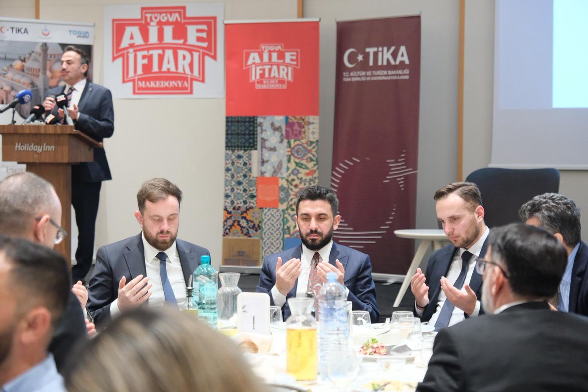 ibrahim_besinci's tweet photo. Evladı Fatihan’la kardeşlik iftarı! 🇲🇰🇹🇷

Binlerce kardeşimizle aynı sofrada, aynı heyecanla oruçlarımızı açtık. Evladı Fatihan diyarında hissedilen bu muazzam atmosfer ve bitmeyen sevgi bizim en büyük gücümüz.

Yarınların umudu, bugünün dualarıyla yeşerir.

📍Makedonya Üsküp https://t.co/fX0cJ2AWU6