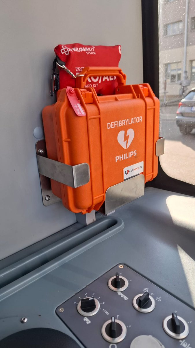 MPK_Krakow's tweet photo. 👉MPK w Krakowie wyposaży 17 wagonów Krakowiak w defibrylatory. Pierwszy z nich został już zamontowany, a w najbliższych dniach urządzenia trafią do kolejnych 16 tramwajów. 
👉Montaż defibrylatorów to efekt Budżetu Obywatelskiego. Zgłoszony przez jednego z mieszkańców projekt zyskał szerokie poparcie Krakowian, którzy uznali, że jest to dobre rozwiązanie służące bezpieczeństwu pasażerów.

👉Przypomnijmy, że w urządzenia AED będą także wyposażone wszystkie zamówione przez MPK nowe tramwaje produkowane przez firmę PESA Bydgoszcz SA, które dotrą do Krakowa w latach 2028-2029 (podpisane do tej pory umowy realizacyjne obejmują dostawy 65 wagonów).
👉Warto wiedzieć, że te urządzenia ratujące życie są już dostępne w każdej z pięciu zajezdni MPK oraz ośmiu radiowozach inspektorów ruchu. Urządzenia AED znajdują się także https://t.co/o4YXBmtHdu. na przystanku Dworzec Główny Tunel w obu kierunkach, na pętli Krowodrza Górka, Czerwone Maki P+R oraz na dworcu autobusowym w Czyżynach.
👉Montaż defibrylatorów w tramwajach, to kolejne działanie, którego celem jest stałe podnoszenie bezpieczeństwa pasażerów. Od wielu lat pracownicy krakowskiego przewoźnika są szkoleni z udzielania pierwszej pomocy. Ich umiejętności wielokrotnie weryfikowało życie, gdy ruszali z pomocą drugiemu człowiekowi prowadząc skuteczną resuscytację.
@Miszalski_ @krakow_pl
