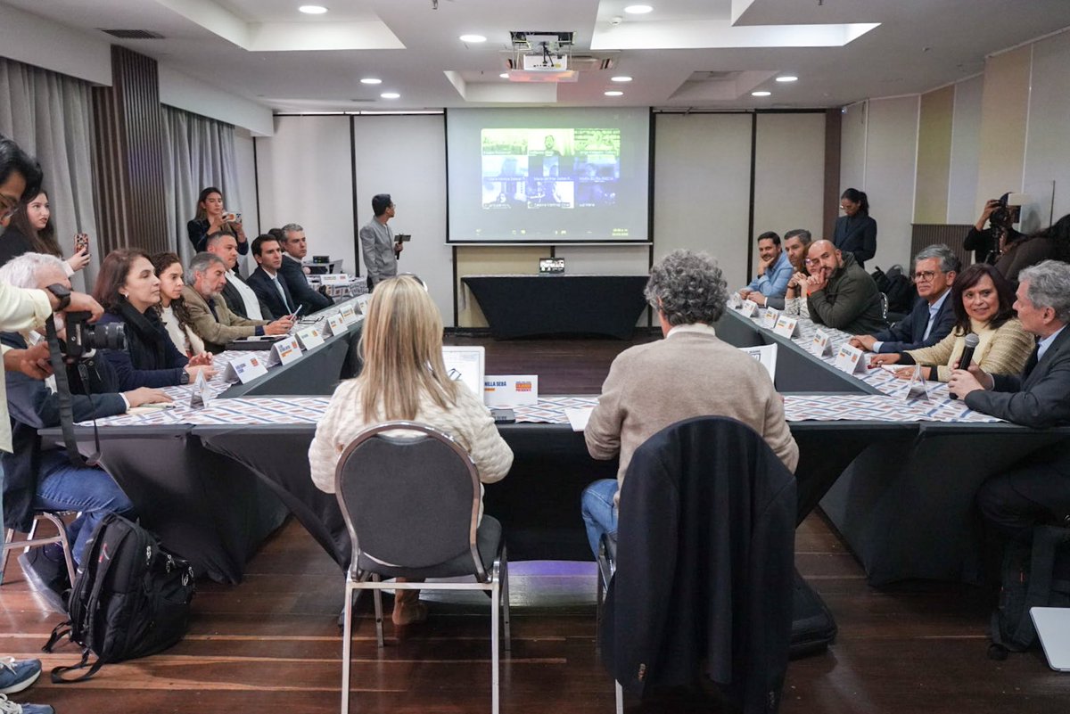 EdnaBonillaSeba's tweet photo. Hoy estuvimos con @sergio_fajardo trabajando con el equipo programático. Con rigor, experiencia y mucho amor por Colombia seguimos construyendo las propuestas que el país espera y necesita. https://t.co/Trixo0BILh