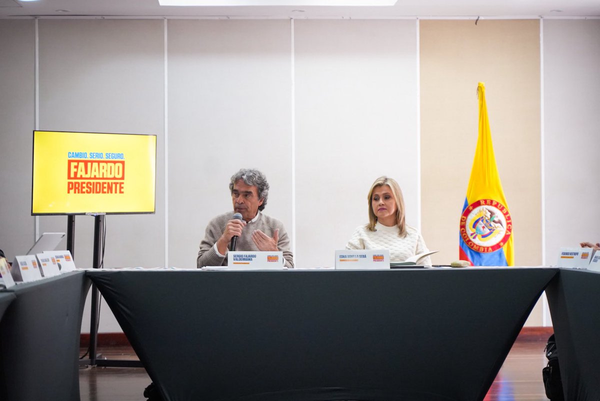 EdnaBonillaSeba's tweet photo. Hoy estuvimos con @sergio_fajardo trabajando con el equipo programático. Con rigor, experiencia y mucho amor por Colombia seguimos construyendo las propuestas que el país espera y necesita. https://t.co/Trixo0BILh