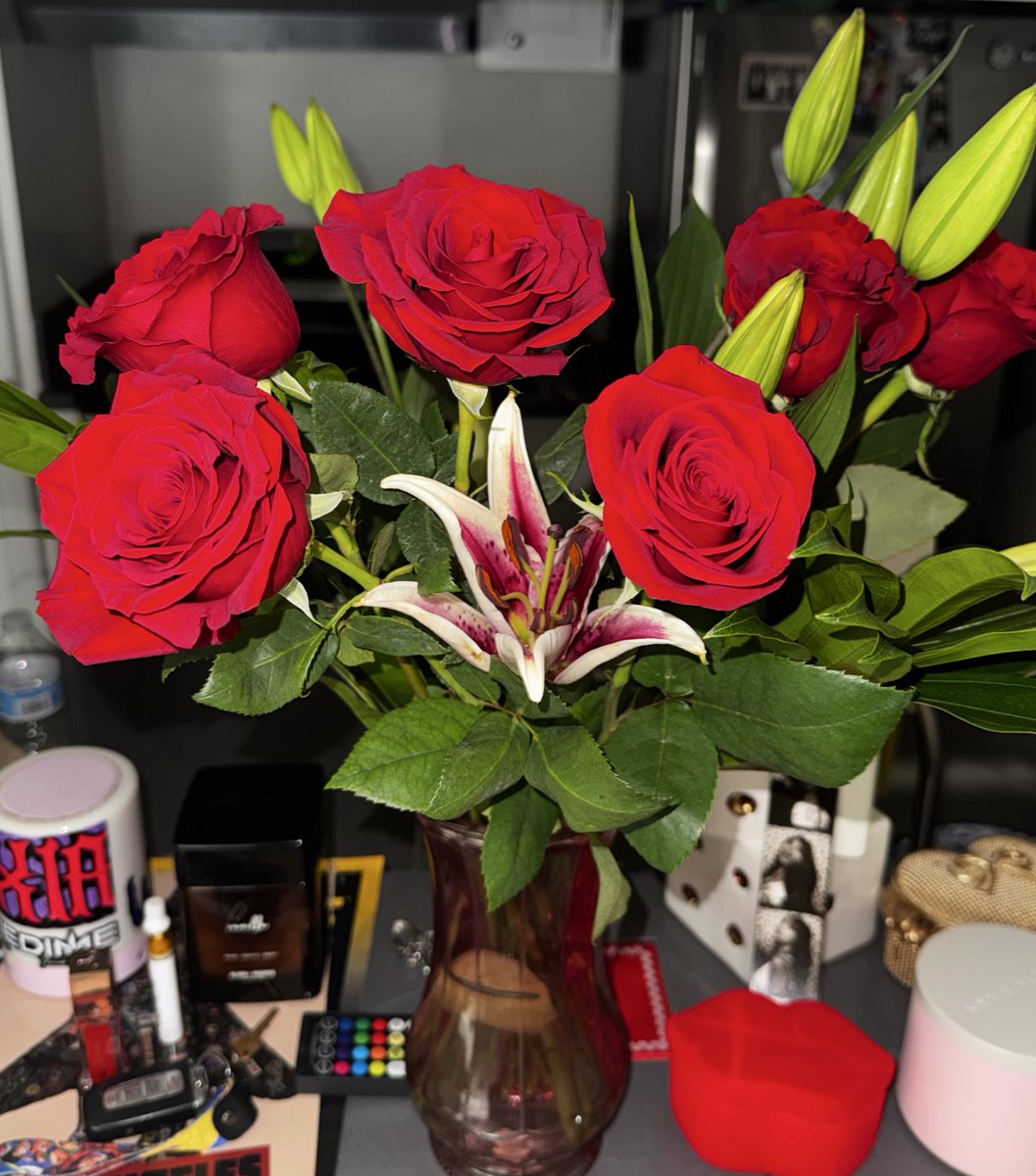 _dollfacebree's tweet photo. weekly flowers from my man are the best!!!❤️ https://t.co/lgd0Y5e4Lm
