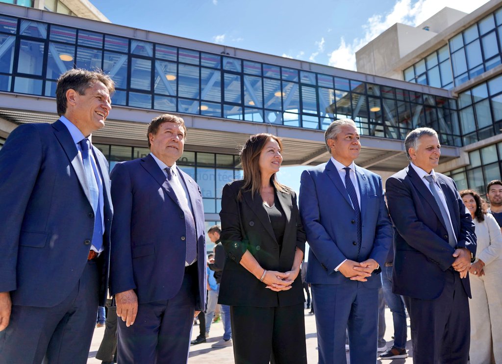 Rolo_Figueroa's tweet photo. INAUGURAMOS EL INSTITUTO VACA MUERTA

Hoy dimos un paso clave para el futuro de Neuquén. Junto al intendente @MarianoGaidoOk, @HoracioMarin_ok, @WeretilneckOK y la ministra @SPettovelloOK inauguramos el Instituto Vaca Muerta, un centro de formación con tecnología de punta para preparar a quienes van a trabajar en la industria energética.

El desarrollo de Vaca Muerta tiene que generar oportunidades para nuestra gente. Por eso formamos neuquinos y neuquinas para que los nuevos puestos de trabajo queden primero en la provincia. Ese es el camino: transformar nuestros recursos en educación, conocimiento y futuro.